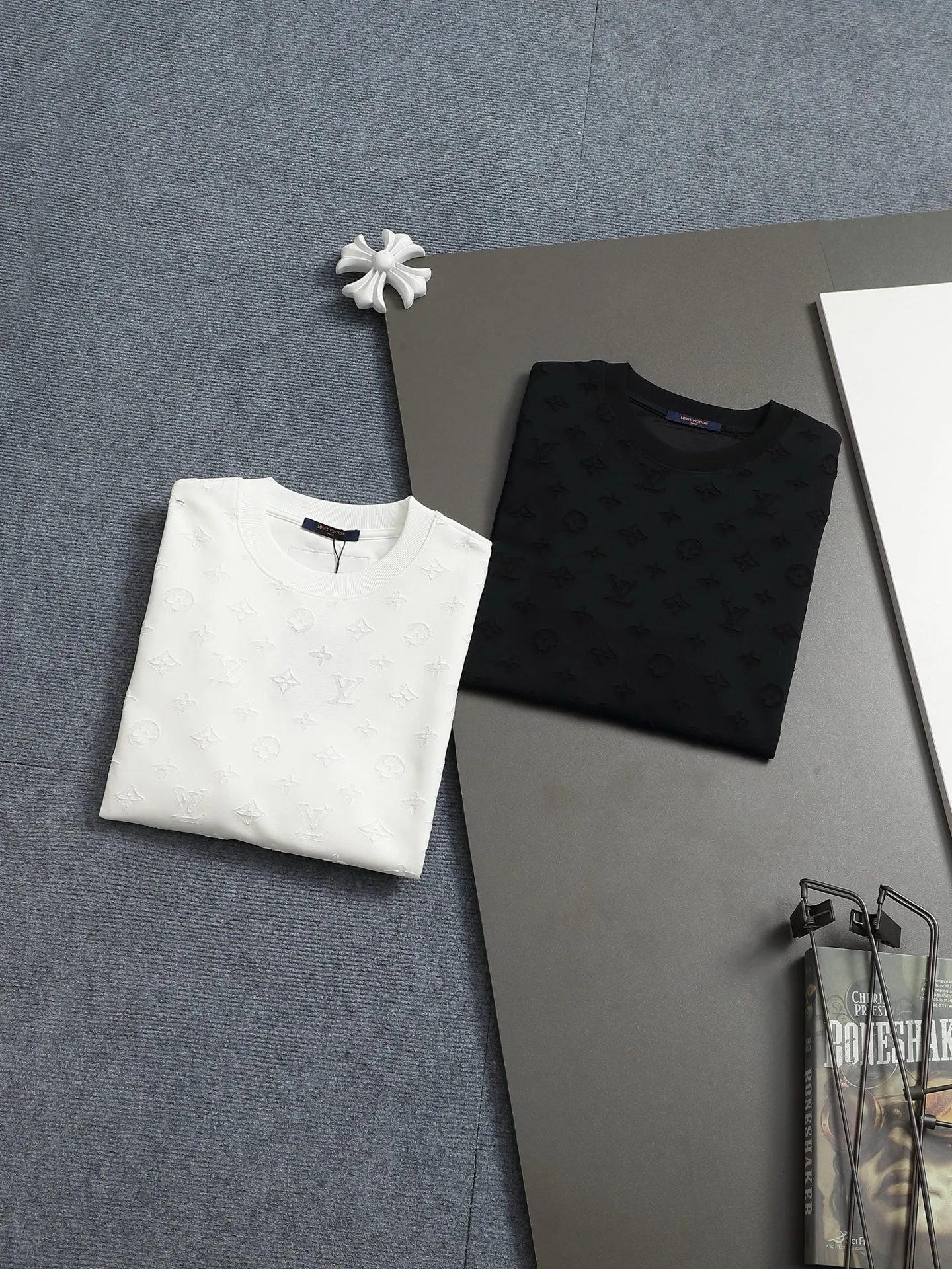 🅿️220 Louis Vuitton/Louis Vuitton Sweater jacquard towel embroidery The large logo is exquisitely upgraded, inspired by the retro embroidery of the 1980s. The original fabric is the same as the official short-sleeved T-shirt. The fabric is dyed in the same vat. It feels very comfortable. The latest brick cabinet synchronization for spring and summer. Fashionable and personalized. Super versatile and good-looking. It is very suitable for both men and women. A must-have for everyone. Hang tag. Collar label. Washed wheat. Complete with three labels. Color: black white. Size: S M L XL